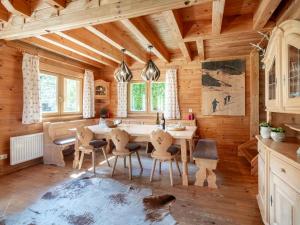 cocina con mesa y sillas en una habitación en Waldberg, en Krimml