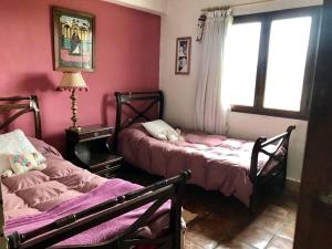 Una cama o camas en una habitación de La Escondida Tafi del Valle