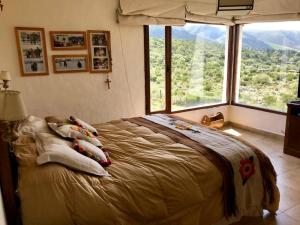 Una cama o camas en una habitación de La Escondida Tafi del Valle