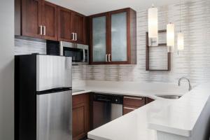 Una cocina o kitchenette en Residence Inn by Marriott Fort Myers at I-75 and Gulf Coast Town Center