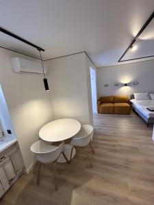 um pequeno quarto com uma mesa e uma cama em Fancy appartment em Poltava