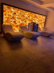 a waiting room with chairs and a brick wall at Palace Hotel & SPA La CONCHIGLIA D' ORO in Vicenza