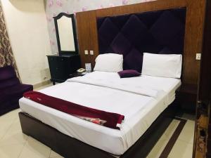 A bed or beds in a room at Hotel PAK Continental Multan