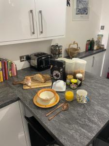 un comptoir de cuisine avec une table et une assiette de nourriture dans l'établissement Central Poole spacious room in Edwardian house, à Poole