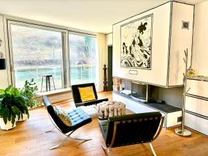 Et sittehjørne på SONNEN Loft Bern - Bed & Breakfast