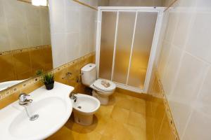 uma casa de banho com um lavatório e um WC em New Reus Mediterrani em Vilafortuny