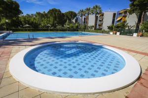 uma grande piscina com água azul em New Reus Mediterrani em Vilafortuny