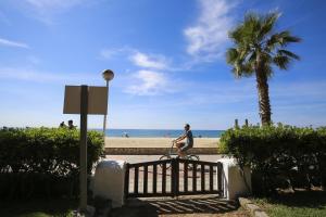 um homem a andar de bicicleta perto da praia em New Reus Mediterrani em Vilafortuny