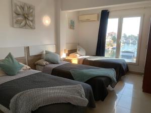 Cama ou camas em um quarto em Waterside Apartment - Two Bedroom