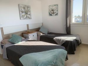 Cama ou camas em um quarto em Waterside Apartment - Two Bedroom