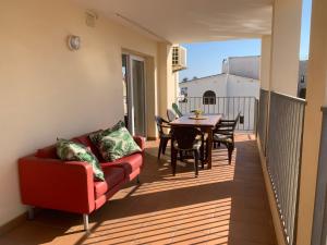 Uma varanda ou terraço em Waterside Apartment - Two Bedroom