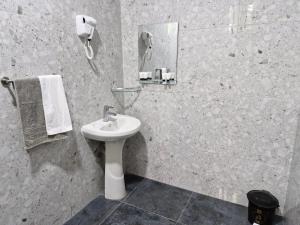 64 ZENJ HOUSE Luxury Airport B&B tesisinde bir banyo