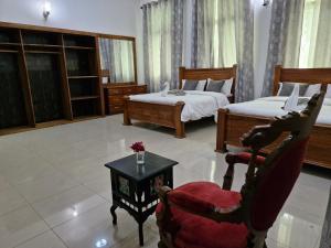 64 ZENJ HOUSE Luxury Airport B&B tesisinde bir odada yatak veya yataklar