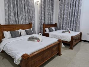 64 ZENJ HOUSE Luxury Airport B&B tesisinde bir odada yatak veya yataklar