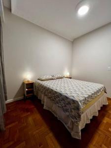 1 dormitorio con 1 cama y 2 luces en la pared en COPACABANA Posto 5 MARAVILHA, en Río de Janeiro