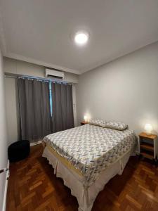 1 dormitorio con 1 cama en una habitación con ventana en COPACABANA Posto 5 MARAVILHA, en Río de Janeiro