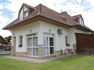 uma casa branca com uma mesa e uma cadeira em Jade Panzio em Balatonföldvár