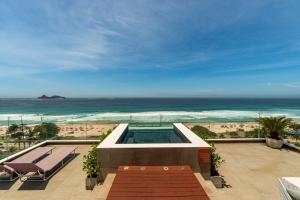 un edificio con piscina e spiaggia di Lifestyle Laghetto Collection a Rio de Janeiro