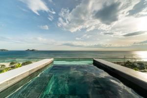 una piscina con vista sull'oceano di Lifestyle Laghetto Collection a Rio de Janeiro