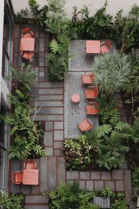 una vista aérea de un jardín con sillas y plantas en NINE DOTS Azorean Art Boutique Hotel, en Ponta Delgada