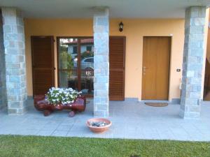 החזית או הכניסה של Appartamento con terrazza e giardino in Val d'Intelvi