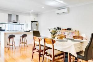 Dapur atau dapur kecil di Cozy Three Bedroom Townhouse in Box Hill Central