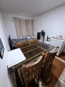 a dining room with a glass table and chairs at Córdoba Te Espera in Cordoba