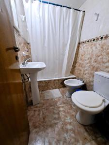 a bathroom with a toilet and a sink at Córdoba Te Espera in Cordoba