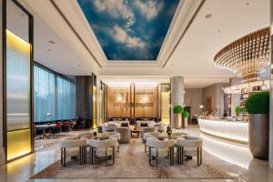 Uma área de estar em The Azure Qiantang, a Luxury Collection Hotel, Hangzhou