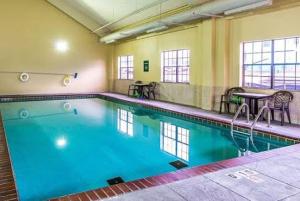 The swimming pool at or close to Comfort Inn & Suites