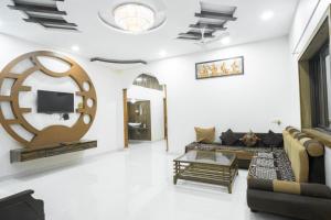 TV at/o entertainment center sa Karjat retreat 4bhk pvt farmhouse