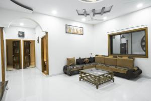 Seating area sa Karjat retreat 4bhk pvt farmhouse