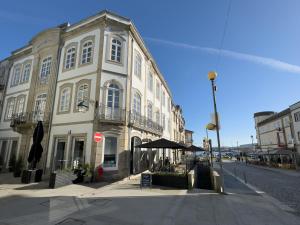 un grande edificio bianco su una strada cittadina di Casa Guerreiro - Regina Hotel Group a Viana do Castelo