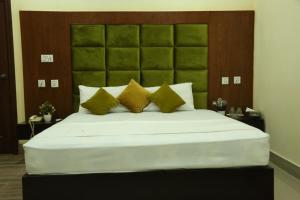 A bed or beds in a room at Hotel PAK Continental Multan