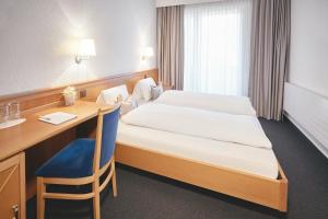 Giường trong phòng chung tại Hotel Schiff am Rhein