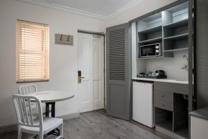 Kuhinja ili čajna kuhinja u objektu Protea Hotel by Marriott Cape Town Mowbray