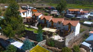 uma vista aérea de uma casa com uma parede de pedra em Lodge El Portal de Qopuy em Coporaque