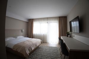 een hotelkamer met een bed en een raam bij CASA ENCIAN in Colibiţa