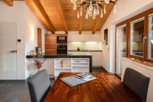 comedor con mesa de madera y cocina en Natural Deluxe Apartments Alpbach, en Alpbach