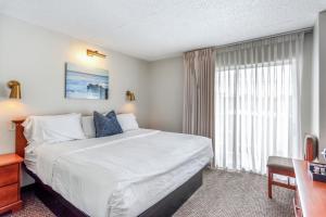 A bed or beds in a room at Cape Suites Room 7 - Free Parking! Hotel Room