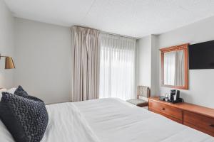 A bed or beds in a room at Cape Suites Room 7 - Free Parking! Hotel Room