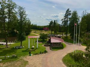 ĪvandeにあるPilskalniの建物と道路のある公園の空中風景