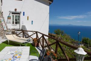 una vista sull'oceano dal balcone di una casa di Holidays Perla d'Amalfi ad Amalfi