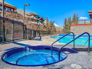 La pileta dentro o cerca de Canmore Mountain view loft apartment heated outdoor pool