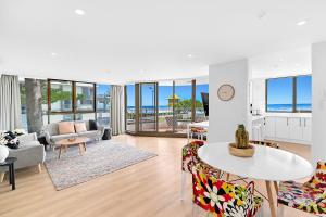 A seating area at Albatross North Apartments