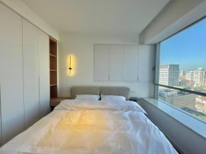 Tempat tidur dalam kamar di ZHome-Count luxury apartment