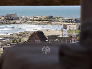 Blick auf den Strand aus dem Fenster in der Unterkunft Hotel Aquarella in Punta Del Diablo