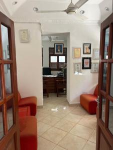 Bin Omiar Malindi Apartment tesisinde bir oturma alanı