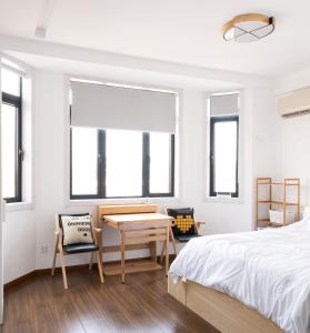 A bed or beds in a room at 1930 French Minimalist Apartment