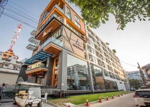 un gran edificio con ventanas de cristal en una calle en Amethyst Hotel Pattaya, en Pattaya central